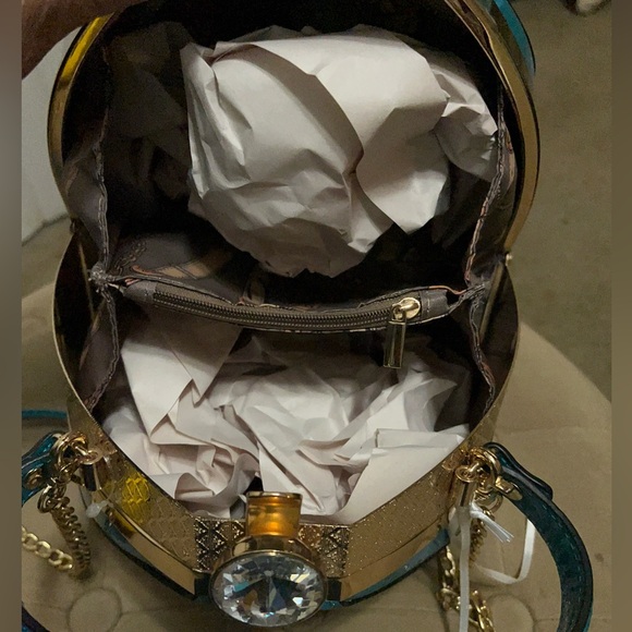 Elegant Teal Handbag
**Never used** - Picture 7 of 8